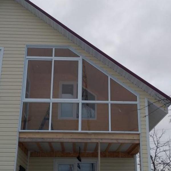 Алюминиевые раздвижные окна на балконе